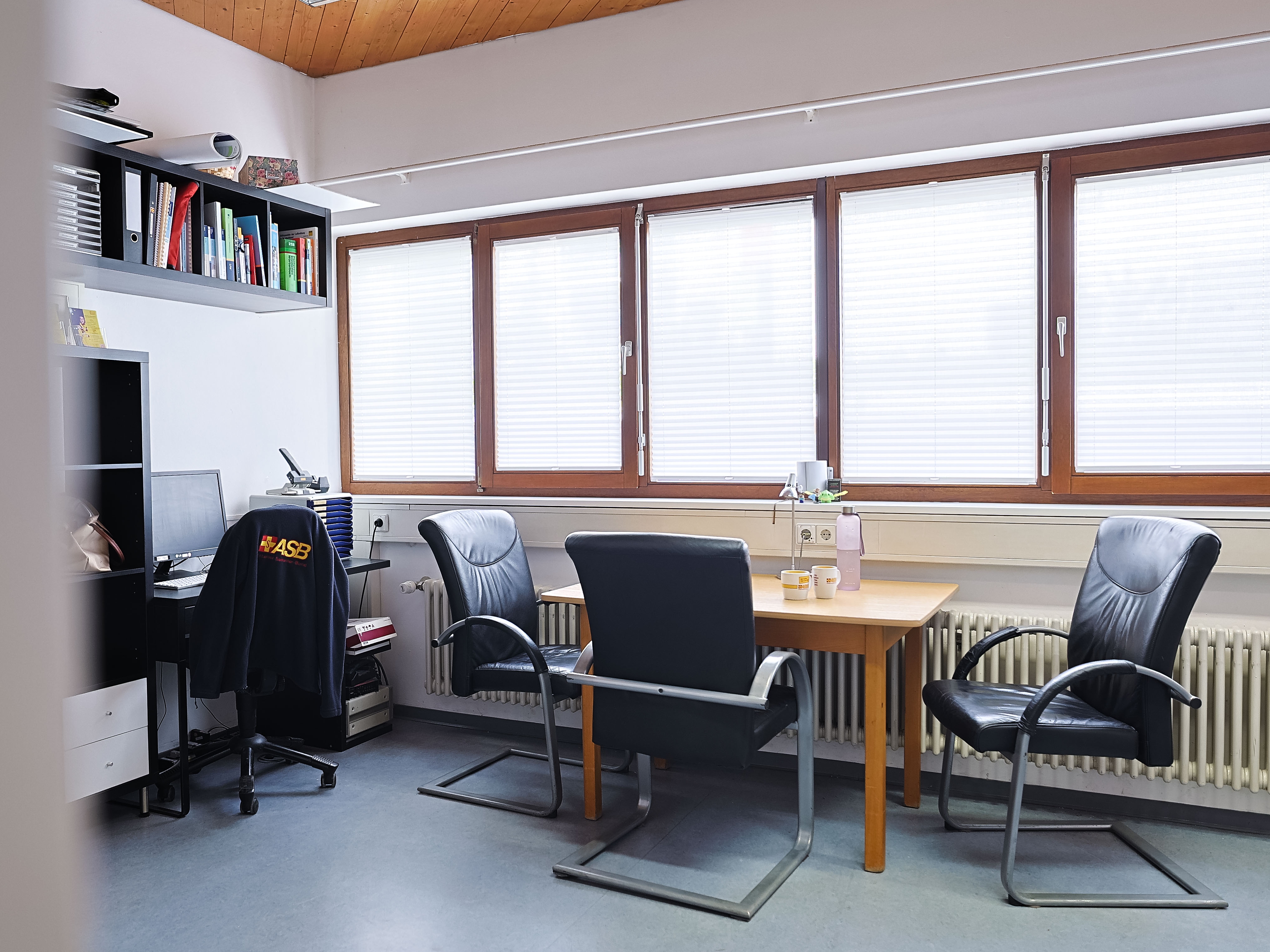 Büro 1.jpg KTW Wache 1.jpg