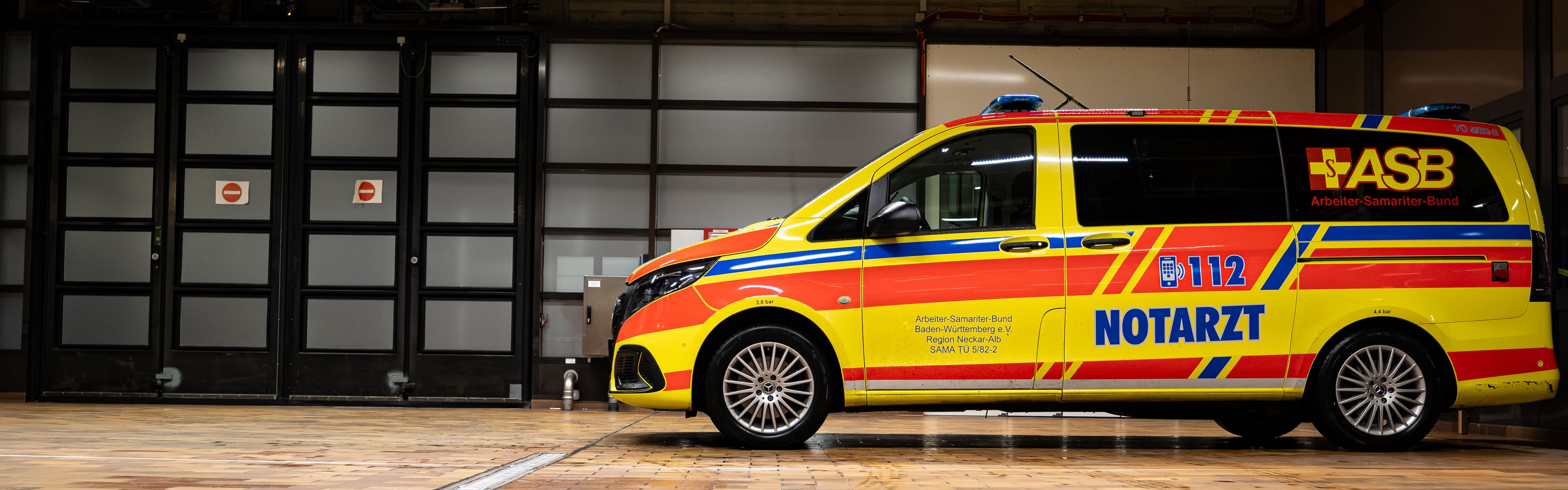 Notarzteinsatzfahrzeug in einer Krankenhaushalle für Rettungsmittel