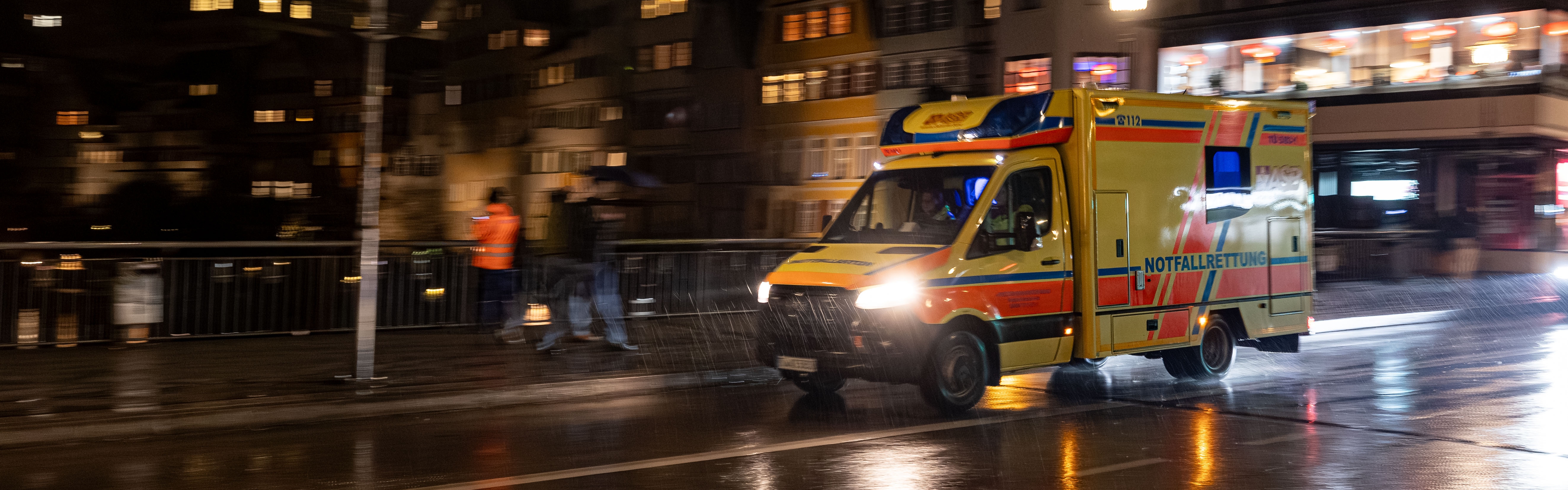 Headliner RTW bei Nacht.jpg