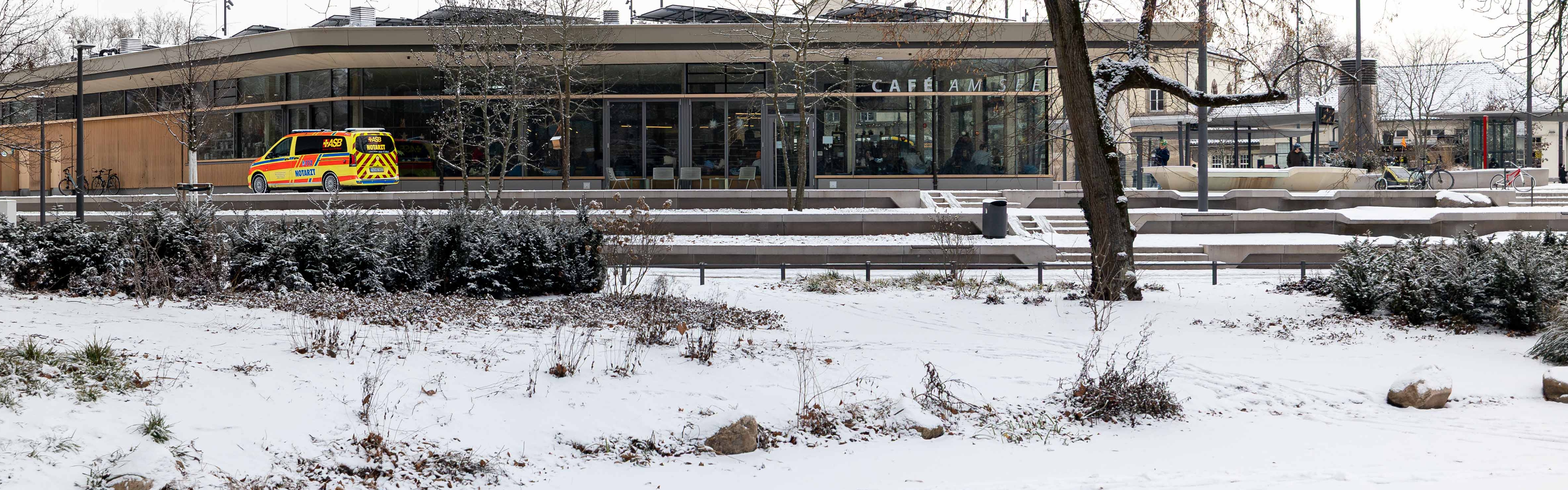 Notarzteinsatzfahrzeug (NEF) des ASB Neckar-Alb beim Anlagensee in Tübingen, Fahrzeug in Winterkulisse bei dem Thema Achtung Einsturzgefahr, Gefahren auf Eisflächen